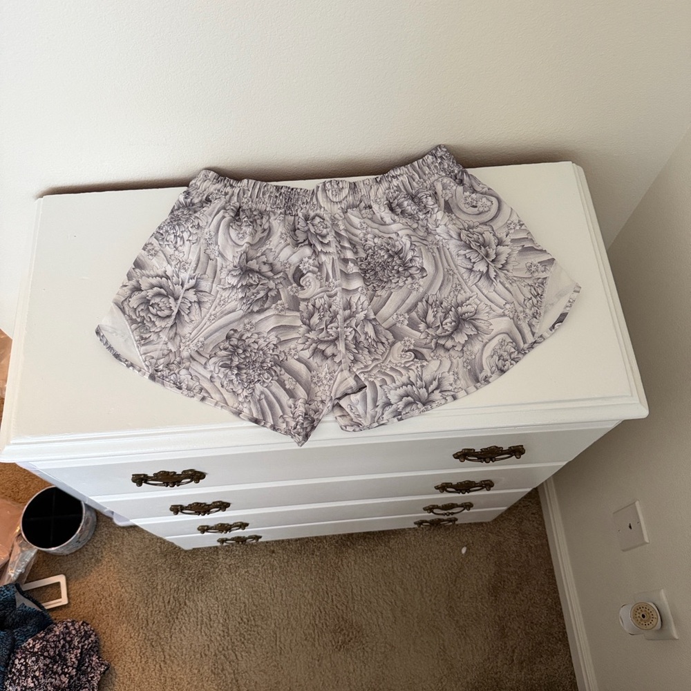Lululemon Hotty Hot Gray Floral Running Shorts Size 10 - Picture 7 of 7